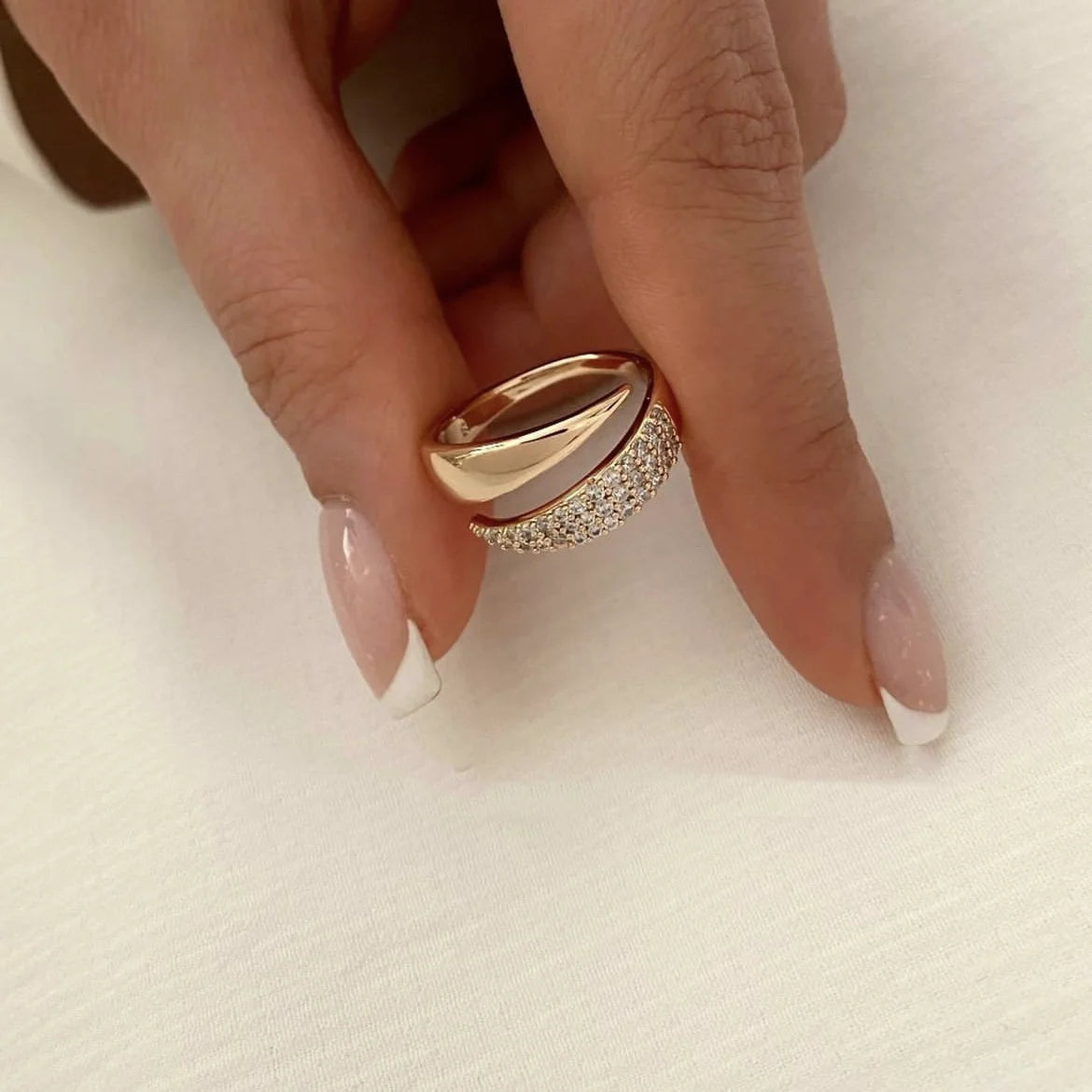 2025 Nwe Stainless Steel 18 K Gold Plated Sun Rings for Women Natural Stone Inlaid in Hollow Metal Texture Ring Trendy Jewelry
